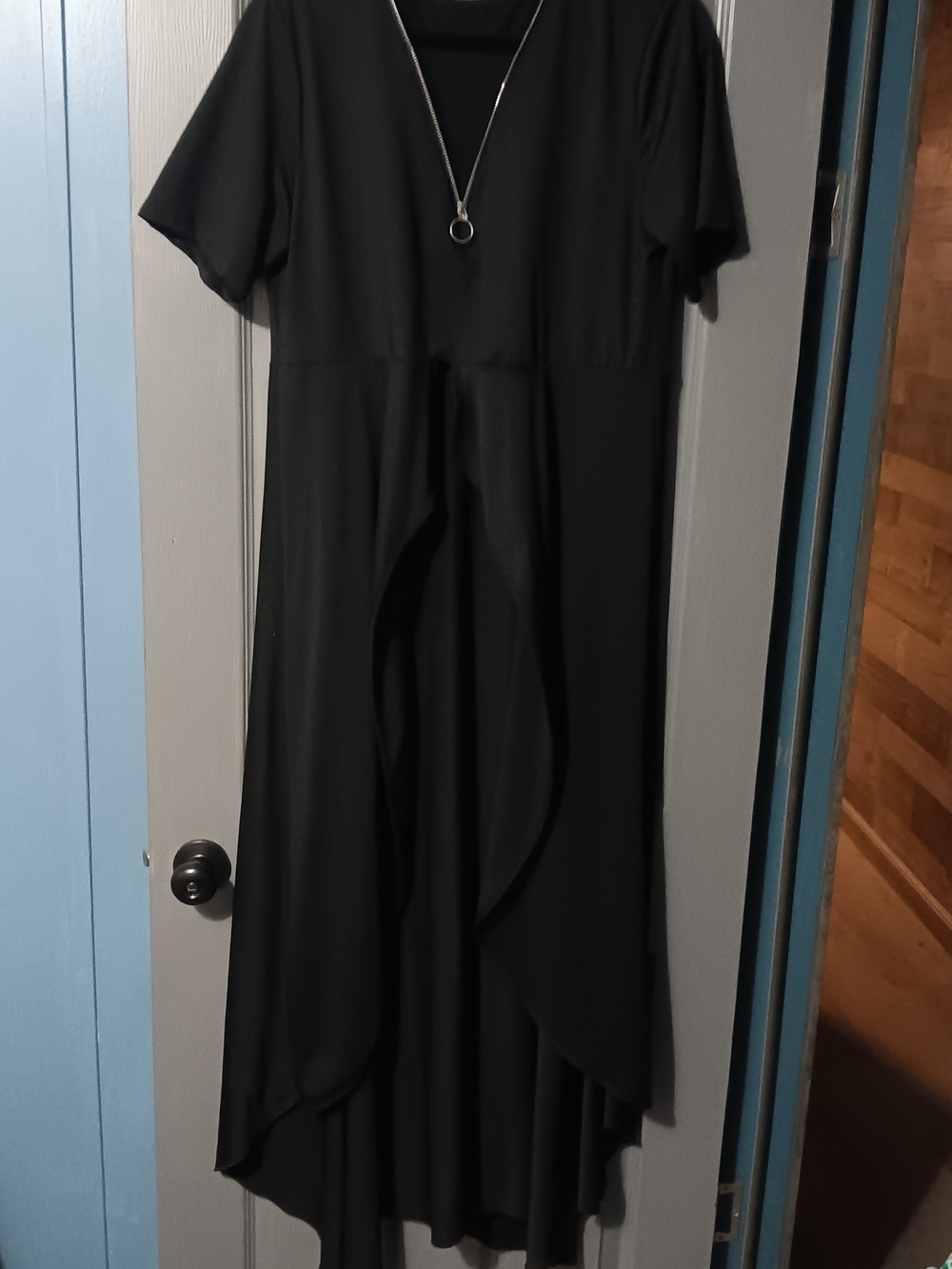 Women’s Black Short-Sleeve Asymmetric Hem Top